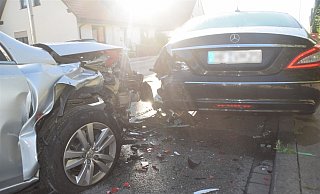 Beide Autos wurden bei dem Unfall schwer beschädigt. - Polizei Herford Beide Autos wurden bei dem Unfall schwer beschädigt. - Polizei Herford