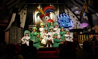 Funkengarde: Die Gardegruppe führt mit ihrem Tanz zu schwungvoller Musik ins Programm ein. - Louisa Kohnert Funkengarde: Die Gardegruppe führt mit ihrem Tanz zu schwungvoller Musik ins Programm ein. - Louisa Kohnert