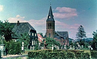 Das historische Foto aus dem Privatfundus von Wolfgang Weiß zeigt links das Kantorhaus, sein Geburtshaus. Das Pfarrhaus befand sich rechts neben der evangelischen Kirche. - Wolfgang Weiss Das historische Foto aus dem Privatfundus von Wolfgang Weiß zeigt links das Kantorhaus, sein Geburtshaus. Das Pfarrhaus befand sich rechts neben der evangelischen Kirche. - Wolfgang Weiss