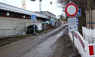 Im nördlichen Bereich der Straße „Am Hallenbad“ soll der Staukanal gebaut werden und für Entlastung im Starkregen-Fall sorgen. - Niklas Krämer Im nördlichen Bereich der Straße „Am Hallenbad“ soll der Staukanal gebaut werden und für Entlastung im Starkregen-Fall sorgen. - Niklas Krämer