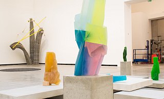 In einem langwierigen Prozess entstand die Steine-Serie von Kai Schiemenz. Sie erinnern an Kristalle, sind aber aus farbigem Glas. - Ralf Bittner In einem langwierigen Prozess entstand die Steine-Serie von Kai Schiemenz. Sie erinnern an Kristalle, sind aber aus farbigem Glas. - Ralf Bittner