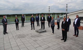 IHK-Präsident Wolf D. Meier-Scheuven (3. v. l.) hatte Unternehmer zum Pressegespräch an den Flughafen eingeladen. Sie versichern Airport-Chef Marc Cezanne (3. v. r.), dass sie sich tatkräftig für den Erhalt des OWL-Drehkreuzes einsetzen wollen. - Jens Reddeker IHK-Präsident Wolf D. Meier-Scheuven (3. v. l.) hatte Unternehmer zum Pressegespräch an den Flughafen eingeladen. Sie versichern Airport-Chef Marc Cezanne (3. v. r.), dass sie sich tatkräftig für den Erhalt des OWL-Drehkreuzes einsetzen wollen. - Jens Reddeker
