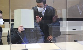 Der 21-Jährige in Begleitung seines Verteidigers Ali Senol (r.) im Saal des Bielefelder Landgerichts. - Florian Weyand Der 21-Jährige in Begleitung seines Verteidigers Ali Senol (r.) im Saal des Bielefelder Landgerichts. - Florian Weyand