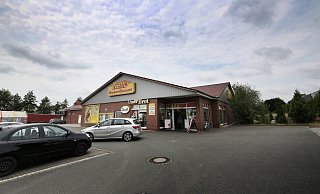 Auch der Netto-Discounter links neben dem Edeka hat noch Platz nach Osten (rechts). 200 Quadratmeter sollen es hier werden. - www.gerald-dunkel.de Auch der Netto-Discounter links neben dem Edeka hat noch Platz nach Osten (rechts). 200 Quadratmeter sollen es hier werden. - www.gerald-dunkel.de