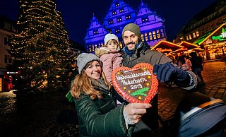 Laura und Miguel schlendern mit Töchterchen Clara (1) über den Weihnachtsmarkt und sind begeistert von der Kulisse am Historischen Rathaus. Sie freuen sich auf die Feuerzangenbowle. - Besim Mazhiqi Laura und Miguel schlendern mit Töchterchen Clara (1) über den Weihnachtsmarkt und sind begeistert von der Kulisse am Historischen Rathaus. Sie freuen sich auf die Feuerzangenbowle. - Besim Mazhiqi
