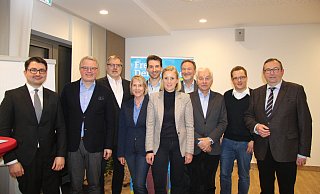 Einstimmig gewählt: Der geschäftsführende Vorstand des FDP-Kreisverbandes Minden-Lübbecke setzt sich aus (von links) Christian Sauter, Frank Schäffler, Andreas Eickmeier, Susanne Engelking, Nikolaus Netzel, Daniela Beihl, Kuno Diekmeier, Ulrich Kreft, Sebastian Tausch und Hans-Eckhard Meyer. - Sonja Töbing Einstimmig gewählt: Der geschäftsführende Vorstand des FDP-Kreisverbandes Minden-Lübbecke setzt sich aus (von links) Christian Sauter, Frank Schäffler, Andreas Eickmeier, Susanne Engelking, Nikolaus Netzel, Daniela Beihl, Kuno Diekmeier, Ulrich Kreft, Sebastian Tausch und Hans-Eckhard Meyer. - Sonja Töbing