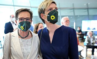Wibke Brems (r., Die Grünen) freut sich: Sie holt in ihrem Wahlkreis 95 mehr als 20 Prozent. Grünen-Sprecher Can Erdal betont am Tag danach: "Wir spielen vorne mit, mit uns muss man rechnen!" - Andreas Frücht Wibke Brems (r., Die Grünen) freut sich: Sie holt in ihrem Wahlkreis 95 mehr als 20 Prozent. Grünen-Sprecher Can Erdal betont am Tag danach: "Wir spielen vorne mit, mit uns muss man rechnen!" - Andreas Frücht