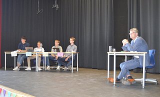 Christian Haase diskutiert mit den Schülern der zehnten Jahrgangstufe der Gesamtschule Brakel über aktuelle politische Themen. Kevin, Liam, Kilian und Lars führen moderierend durch die Fragerunde. - Nicole Niemann Christian Haase diskutiert mit den Schülern der zehnten Jahrgangstufe der Gesamtschule Brakel über aktuelle politische Themen. Kevin, Liam, Kilian und Lars führen moderierend durch die Fragerunde. - Nicole Niemann