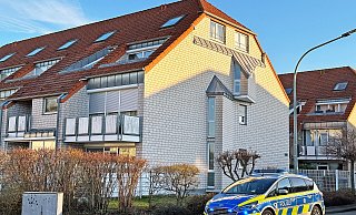 Auch auf dem Balkon im zweiten Obergeschossspielte sich der Streit ab. Der Mann wurde von der Polizei in Gewahrsam genommen. - Ralph Meyer Auch auf dem Balkon im zweiten Obergeschossspielte sich der Streit ab. Der Mann wurde von der Polizei in Gewahrsam genommen. - Ralph Meyer