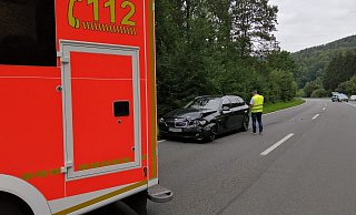 Unfall und Sperrung auf der B 64 bei Bad Driburg. - Burkhard Battran Unfall und Sperrung auf der B 64 bei Bad Driburg. - Burkhard Battran