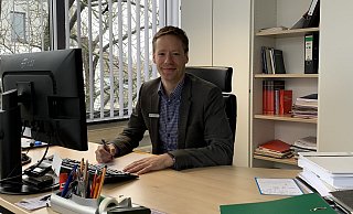 Noch am Kämmerer-Schreibtisch: Wird er in Altenbeken zum Bürgermeister gewählt, wird Matthias Möllers ihn Ende des Jahres räumen. - Natalie Gottwald Noch am Kämmerer-Schreibtisch: Wird er in Altenbeken zum Bürgermeister gewählt, wird Matthias Möllers ihn Ende des Jahres räumen. - Natalie Gottwald
