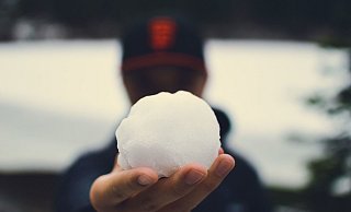 Zunächst bewarf der Mann an der Straße den Anwohner mit Schneebällen, doch dann geriet er in Rage und ging auf den 60-Jährigen los. - Symbolfoto: pixabay / Creative Commons Zunächst bewarf der Mann an der Straße den Anwohner mit Schneebällen, doch dann geriet er in Rage und ging auf den 60-Jährigen los. - Symbolfoto: pixabay / Creative Commons