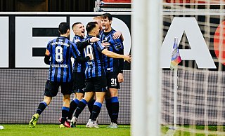 SCP-Torschütze Maximilian Rohr streckt nach seinem 1:0 die Zunge heraus und lässt sich von seinen Teamkollegen (v. l.) Ron Schallenberg, Florent Muslija, Julian Justvan und Kai Klefisch (verdeckt) feiern. - Besim Mazhiqi SCP-Torschütze Maximilian Rohr streckt nach seinem 1:0 die Zunge heraus und lässt sich von seinen Teamkollegen (v. l.) Ron Schallenberg, Florent Muslija, Julian Justvan und Kai Klefisch (verdeckt) feiern. - Besim Mazhiqi
