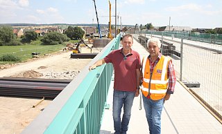 Der Brückenaufbau ist fast fertig, das Geländer steht schon. Nach dem Verschub der Brücke in die Endposition werden die Abdichtung und die Fahrbahn aufgebracht. - Hermann Ludwig Der Brückenaufbau ist fast fertig, das Geländer steht schon. Nach dem Verschub der Brücke in die Endposition werden die Abdichtung und die Fahrbahn aufgebracht. - Hermann Ludwig