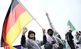 Große Ehre: Anna-Maria Wagner als Fahnenträgerin neben Basketball-Star Dennis Schröder. - Annegret Hilse/REUTERS Pool/AP/dpa/dpa Große Ehre: Anna-Maria Wagner als Fahnenträgerin neben Basketball-Star Dennis Schröder. - Annegret Hilse/REUTERS Pool/AP/dpa/dpa