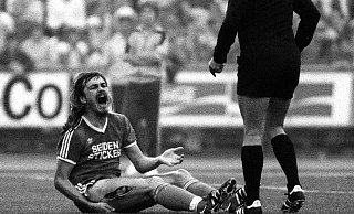 Arminias Ewald Lienen hält sich nach dem brutalen Foul des Bremers Norbert Siegmann den aufgeschlitzten Oberschenkel. - imago/Sven Simon Arminias Ewald Lienen hält sich nach dem brutalen Foul des Bremers Norbert Siegmann den aufgeschlitzten Oberschenkel. - imago/Sven Simon