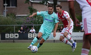 Florent Muslija (l.) musste im Testspiel gegen Ajax Amsterdam einen Schlag gegen die Achillesferse einstecken. Der SCP-Mittelfeldkicker dürfte aber am Freitag gegen Bochum einsatzbereit sein. - SC Paderborn 07/Michael Bieckmann Florent Muslija (l.) musste im Testspiel gegen Ajax Amsterdam einen Schlag gegen die Achillesferse einstecken. Der SCP-Mittelfeldkicker dürfte aber am Freitag gegen Bochum einsatzbereit sein. - SC Paderborn 07/Michael Bieckmann