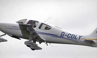 Eine Maschine des Typs Cirrus SR20 hebt vom englischen Flughafen Gloucestershire ab. - Privat Eine Maschine des Typs Cirrus SR20 hebt vom englischen Flughafen Gloucestershire ab. - Privat