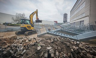 Noch liegen die Teile der Fluchttreppe und arbeitet der Bagger im Innenhof. Künftig wird hier Schulhof sein. In dem Trakt rechts sind die meisten Klassenräume. - Sarah Jonek Fotografie Noch liegen die Teile der Fluchttreppe und arbeitet der Bagger im Innenhof. Künftig wird hier Schulhof sein. In dem Trakt rechts sind die meisten Klassenräume. - Sarah Jonek Fotografie