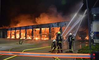 Bei einem Großbrand wurde Mittwochmorgen die Fahrzeughalle der Feuerwache Stadtallendorf komplett zerstört. - Michael Rinde/dpa Bei einem Großbrand wurde Mittwochmorgen die Fahrzeughalle der Feuerwache Stadtallendorf komplett zerstört. - Michael Rinde/dpa