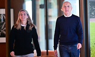 Die DFB-Funktionäre Nia Künzer und Bernd Neuendorf hoffen, dass die EM 2029 in Deutschland stattfindet. (Archivbild) - Sebastian Christoph Gollnow/dpa Die DFB-Funktionäre Nia Künzer und Bernd Neuendorf hoffen, dass die EM 2029 in Deutschland stattfindet. (Archivbild) - Sebastian Christoph Gollnow/dpa
