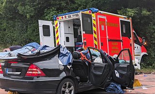 Die Feuerwehr musste das Dach des Mercedes abschneiden, um die Verletzten zu befreien. - Burkhard Battran Die Feuerwehr musste das Dach des Mercedes abschneiden, um die Verletzten zu befreien. - Burkhard Battran