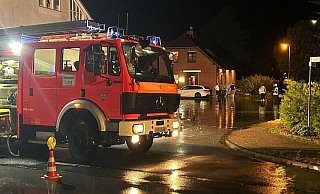 Der zweite Starkregen im vergangenen Jahr: Und wieder musste die Feuerwehr in die Opferfeldstraße ausrücken. - Feuerwehr Enger Der zweite Starkregen im vergangenen Jahr: Und wieder musste die Feuerwehr in die Opferfeldstraße ausrücken. - Feuerwehr Enger