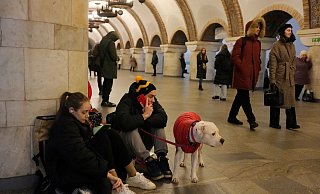 Menschen finden während eines Raketenangriffs Schutz in einer U-Bahn-Station in Kiew. - Efrem Lukatsky/AP/dpa Menschen finden während eines Raketenangriffs Schutz in einer U-Bahn-Station in Kiew. - Efrem Lukatsky/AP/dpa