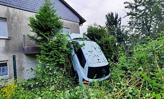 Das Auto landete auf dem Balkon im Obergeschoss eines Wohnhauses in Bad Driburg. - Madita Schellenberg Das Auto landete auf dem Balkon im Obergeschoss eines Wohnhauses in Bad Driburg. - Madita Schellenberg
