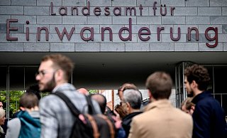 Das Landesamt für Einwanderung (LEA) die zentrale Einbürgerungs- und Staatsangehörigkeitsbehörde im Land Berlin. (Archivbild) - Britta Pedersen/dpa Das Landesamt für Einwanderung (LEA) die zentrale Einbürgerungs- und Staatsangehörigkeitsbehörde im Land Berlin. (Archivbild) - Britta Pedersen/dpa