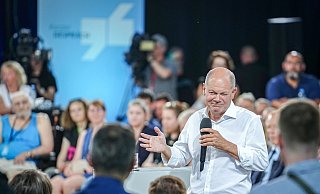 «Welches Patentrezept haben Sie?» - Kanzler Scholz fragt bei einem Bürgerdialog um Rat, was das zerstrittene Bild der Ampel angeht. - Kay Nietfeld/dpa «Welches Patentrezept haben Sie?» - Kanzler Scholz fragt bei einem Bürgerdialog um Rat, was das zerstrittene Bild der Ampel angeht. - Kay Nietfeld/dpa