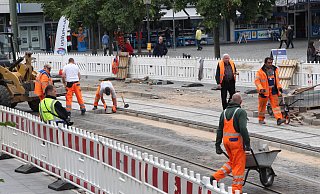 Für Brackweder gehören Gleisarbeiten und Pflastersanierungen wie hier vor vier Jahren am Treppenplatz fast schon zum gewohnten Anblick in der Hauptstraße. Diejenigen, die ab Montag beginnen, sollen allerdings die vorerst letzten sein - bis zum Umbau der Hauptstraße. - Judith Gladow Für Brackweder gehören Gleisarbeiten und Pflastersanierungen wie hier vor vier Jahren am Treppenplatz fast schon zum gewohnten Anblick in der Hauptstraße. Diejenigen, die ab Montag beginnen, sollen allerdings die vorerst letzten sein - bis zum Umbau der Hauptstraße. - Judith Gladow