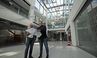 Stadtpressesprecher Volker Müller-Ulrich (l.) und Dieter Hinzmann vom Infrastrukturmanagement der Stadt studieren die Sanierungspläöne fürs Lenné-Karree. - Jörg Stuke Stadtpressesprecher Volker Müller-Ulrich (l.) und Dieter Hinzmann vom Infrastrukturmanagement der Stadt studieren die Sanierungspläöne fürs Lenné-Karree. - Jörg Stuke