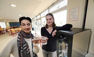Schön kalt und prickelig: Schülersprecher Blend (17, l.) und Amy (15) finden den Gratiswasserspender am Gymnasium Brackwede super. Man konsumiere so weniger Süßgetränke und vermeide Plastikmüll. - Andreas Zobe Schön kalt und prickelig: Schülersprecher Blend (17, l.) und Amy (15) finden den Gratiswasserspender am Gymnasium Brackwede super. Man konsumiere so weniger Süßgetränke und vermeide Plastikmüll. - Andreas Zobe