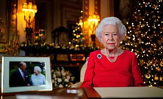 Königin Elizabeth II. bei der Aufzeichnung ihrer Weihnachtsansprache im White Drawing Room von Schloss Windsor. - Foto: Victoria Jones/PA Wire/dpa Königin Elizabeth II. bei der Aufzeichnung ihrer Weihnachtsansprache im White Drawing Room von Schloss Windsor. - Foto: Victoria Jones/PA Wire/dpa