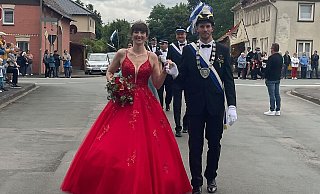 Im Mittelpunkt beim SChützenfest in der Warburger Ortschaft Hohenwepel steht das Königspaar Magnus und Carolin Berlage. - Sophia Bruch Im Mittelpunkt beim SChützenfest in der Warburger Ortschaft Hohenwepel steht das Königspaar Magnus und Carolin Berlage. - Sophia Bruch