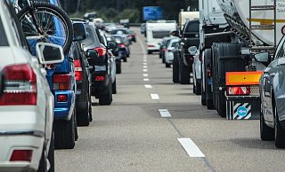 Autofahrer sollen bei Unfällen auf der Autobahn eine Rettungsgasse bilden. - Pixabay Autofahrer sollen bei Unfällen auf der Autobahn eine Rettungsgasse bilden. - Pixabay