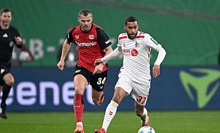 Beide Teams boten sich einen harten Pokal-Kampf. - Federico Gambarini/dpa Beide Teams boten sich einen harten Pokal-Kampf. - Federico Gambarini/dpa