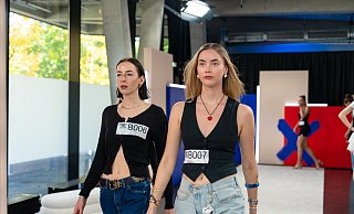 Anik Buß (l.) aus Bielefeld und Marthe aus Mönchengladbach beim Training im Backstagebereich der Pro7-Show Germany’s Next Topmodel. - ProSieben/Daniel Graf; Anik Buß (l.) aus Bielefeld und Marthe aus Mönchengladbach beim Training im Backstagebereich der Pro7-Show Germany’s Next Topmodel. - ProSieben/Daniel Graf;