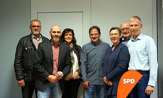 Der SPD-Stadtverband steht zur Politik von Amtsinhaber Frank Haberbosch (r.), allen voran Andreas Schröder (2.v.l.) - Michael Grundmeier Der SPD-Stadtverband steht zur Politik von Amtsinhaber Frank Haberbosch (r.), allen voran Andreas Schröder (2.v.l.) - Michael Grundmeier