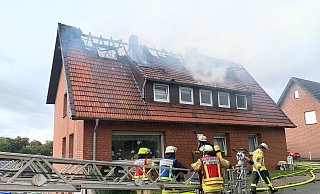 Das Feuer zerstörte den Dachstuhl des Wohnhauses. - Ralph Meyer Das Feuer zerstörte den Dachstuhl des Wohnhauses. - Ralph Meyer