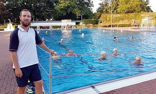 Hiddenhausens Schwimmmeister Martin Kretschmar (l.) und seine zwei große Gruppen Frühschwimmer - Ulrich Finkemeyer Hiddenhausens Schwimmmeister Martin Kretschmar (l.) und seine zwei große Gruppen Frühschwimmer - Ulrich Finkemeyer