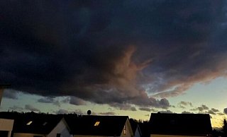 Dieses Foto einer Leserin aus Borgholzhausen zeigt, wie das Sturmtief am Freitagabend über den Kreis Gütersloh zog. - Martina Kölsch Dieses Foto einer Leserin aus Borgholzhausen zeigt, wie das Sturmtief am Freitagabend über den Kreis Gütersloh zog. - Martina Kölsch
