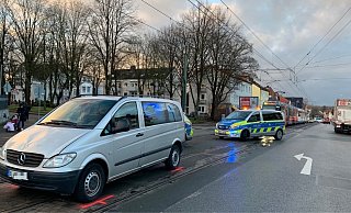 Der Mercedes Vito steht noch auf den Gleisen. Die Polizei hat die Unfallstelle auf der Jöllenbecker Straße komplett gesperrt. - Stefan Becker Der Mercedes Vito steht noch auf den Gleisen. Die Polizei hat die Unfallstelle auf der Jöllenbecker Straße komplett gesperrt. - Stefan Becker