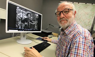 Mit Filmen aus und über Paderborn kennt sich Andreas Gaidt vom Stadt- und Kreisarchiv aus. Auf seinem Bildschirm im Reproraum des Archivs ist der damals bekannte Straßenkünstler "Onkel Otto" im Jahr 1956 zu sehen - Rajkumar Mukherjee Mit Filmen aus und über Paderborn kennt sich Andreas Gaidt vom Stadt- und Kreisarchiv aus. Auf seinem Bildschirm im Reproraum des Archivs ist der damals bekannte Straßenkünstler "Onkel Otto" im Jahr 1956 zu sehen - Rajkumar Mukherjee