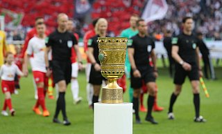 Begehrte Trophäe: Um den DFB-Pokal wird auch 2019/20 wieder gespielt. Vier OWL-Klubs hoffen darauf, möglichst weit zu kommen. - picture alliance/augenklick Begehrte Trophäe: Um den DFB-Pokal wird auch 2019/20 wieder gespielt. Vier OWL-Klubs hoffen darauf, möglichst weit zu kommen. - picture alliance/augenklick