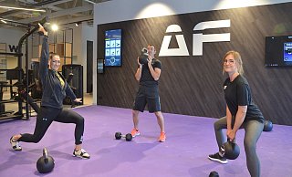 Club-Managerin Sabrina Bartsch (v.l.), und die Trainer Brandon Devine sowie Lena Horenkamp bei den Übungen in der Functional Area. - Max Maschmann Club-Managerin Sabrina Bartsch (v.l.), und die Trainer Brandon Devine sowie Lena Horenkamp bei den Übungen in der Functional Area. - Max Maschmann