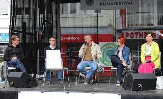 Carsten Linnemann (CDU, v. l.), Burkhard Blienert (SPD), Jörg Schlüter (Grüne), Martina Schu (Linke) und Roze Özmen (FDP) stellen sich den Fragen der 'Parents for Future'. - Moritz Jülich Carsten Linnemann (CDU, v. l.), Burkhard Blienert (SPD), Jörg Schlüter (Grüne), Martina Schu (Linke) und Roze Özmen (FDP) stellen sich den Fragen der 'Parents for Future'. - Moritz Jülich