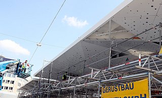Die Montage der neuen Haltestellendächer auf dem Jahnplatz geht auf die Zielgerade. - Wolfgang Rudolf Die Montage der neuen Haltestellendächer auf dem Jahnplatz geht auf die Zielgerade. - Wolfgang Rudolf