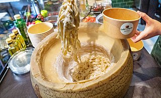 Im neuen Bielefelder Restaurant "Loki's Pasta" werden die Nudeln "Alfredo" im großen Käselaib geschwenkt, bevor sie mit Soßen und Topping verfeinert werden. - Barbara Franke Im neuen Bielefelder Restaurant "Loki's Pasta" werden die Nudeln "Alfredo" im großen Käselaib geschwenkt, bevor sie mit Soßen und Topping verfeinert werden. - Barbara Franke